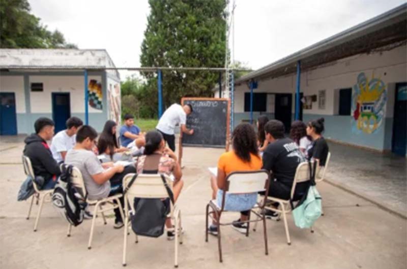 BolivarHoy_ok's tweet image. ARGENTINOS POR LA EDUCACIÓN
Un desafío de todos

¿Cómo logramos #QueEntiendanLoQueLean? 

La Campaña Nacional por la Alfabetización hizo llegar esta preocupación a cada rincón del país.

bolivarhoy.com.ar/leernoticias.p…