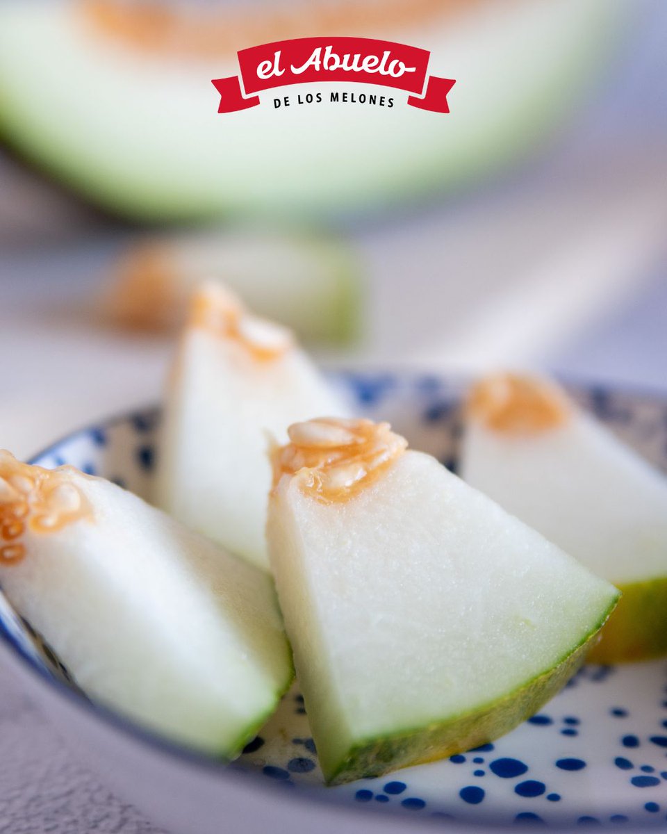 Te contamos cómo cortar el melón en cuatro sencillos pasos🍈

1. Corta los extremos: quita los dos polos del melón
2. Parte el melón por la mitad:córtalo de arriba a abajo.
3. Quita las semillas: ayúdate con una cuchara
4. Corta en gajos o rodajas: según lo que prefieras
