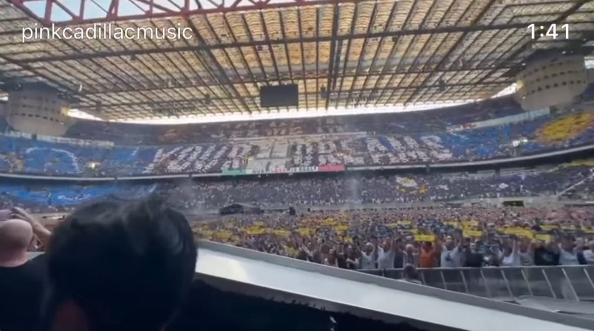 San Siro med Tifo på Bruce konsert igår!
Du kan ta en italienare från calcion men inte calcion etc etc. Total ståpitt!