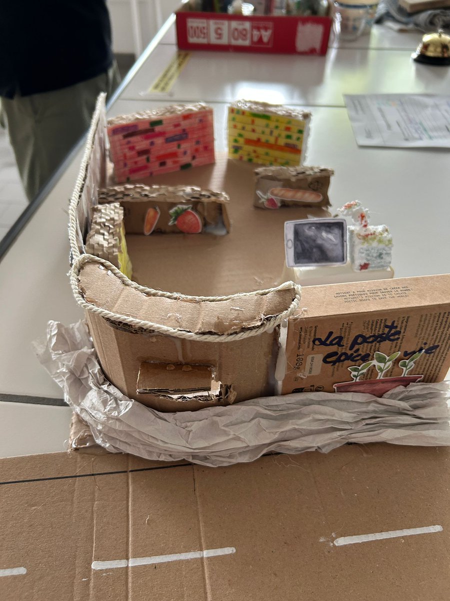 #minientreprise 🌟 

Cette semaine, <a href="/EPABFC/">Entreprendre Pour Apprendre BFC</a> ont organisés deux journées mini-entreprises au sein du collège Jean Jaurès à Saint-Vit !  

Les élèves de 6ème, 5ème et 4ème ont pu travailler en groupe autour du thème "Comment voyez-vous les bureaux de poste en 2035 ?"