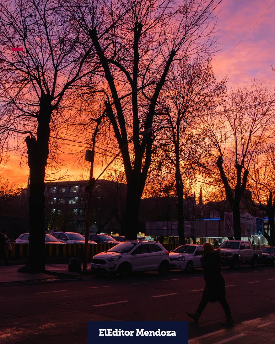 #Mendoza | 🔥 Fuego en el cielo: fotos del amanecer de este viernes en la #CiudaddeMendoza🌅🧡
📸 <a href="/SantiTagua/">Santi Tagua</a>