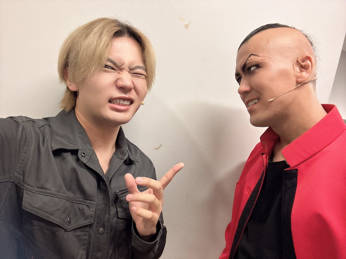 nao_kubodealer's tweet image. #リベステ
本日もありがとうございました!!!
横浜公演も開幕してたくさんの人にお届け出来ていることとても幸せに思います!!
そして今日は楽屋で隣の席の
なべけんさんと!!!
いつも優しく話しかけてくれます😭😭😭
明日もよろしくお願いします!!!
#東京リベンジャーズ