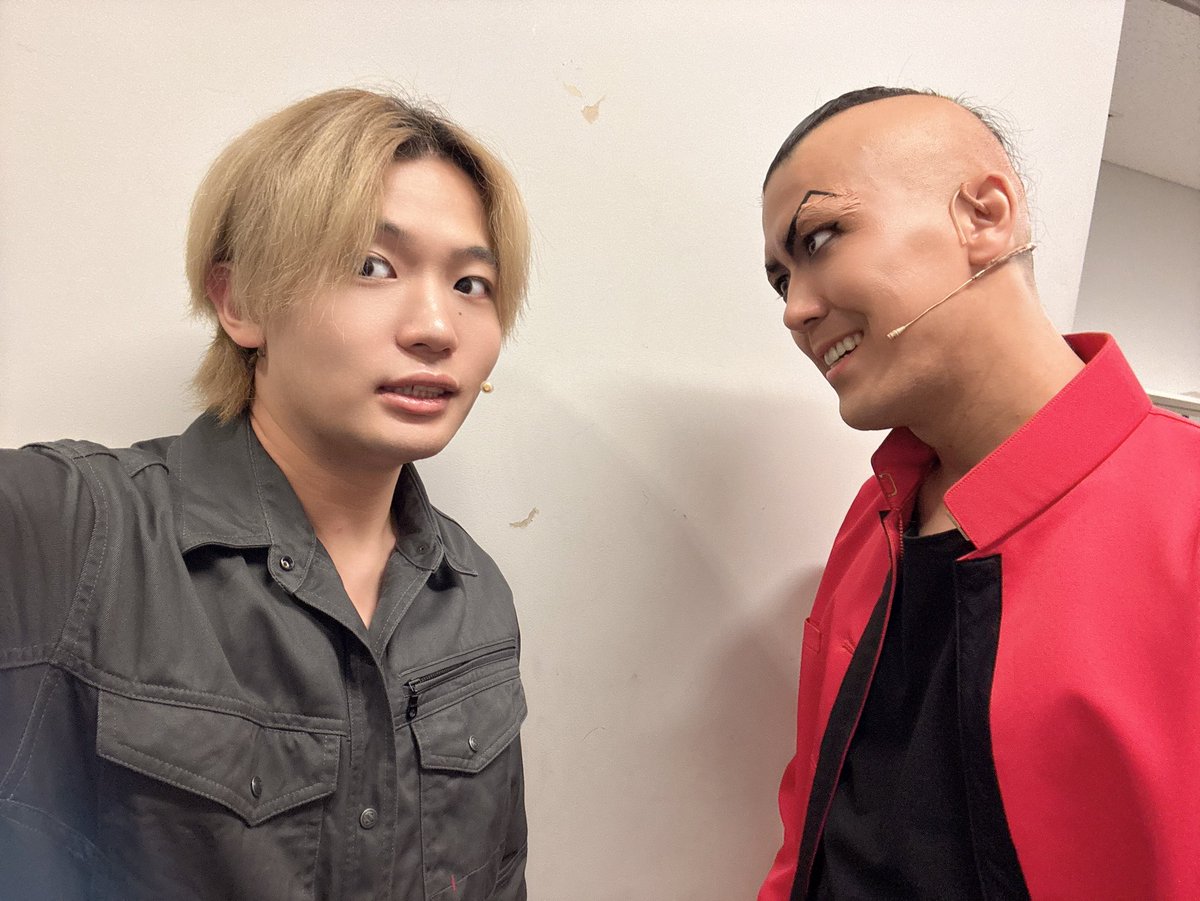 nao_kubodealer's tweet image. #リベステ
本日もありがとうございました!!!
横浜公演も開幕してたくさんの人にお届け出来ていることとても幸せに思います!!
そして今日は楽屋で隣の席の
なべけんさんと!!!
いつも優しく話しかけてくれます😭😭😭
明日もよろしくお願いします!!!
#東京リベンジャーズ