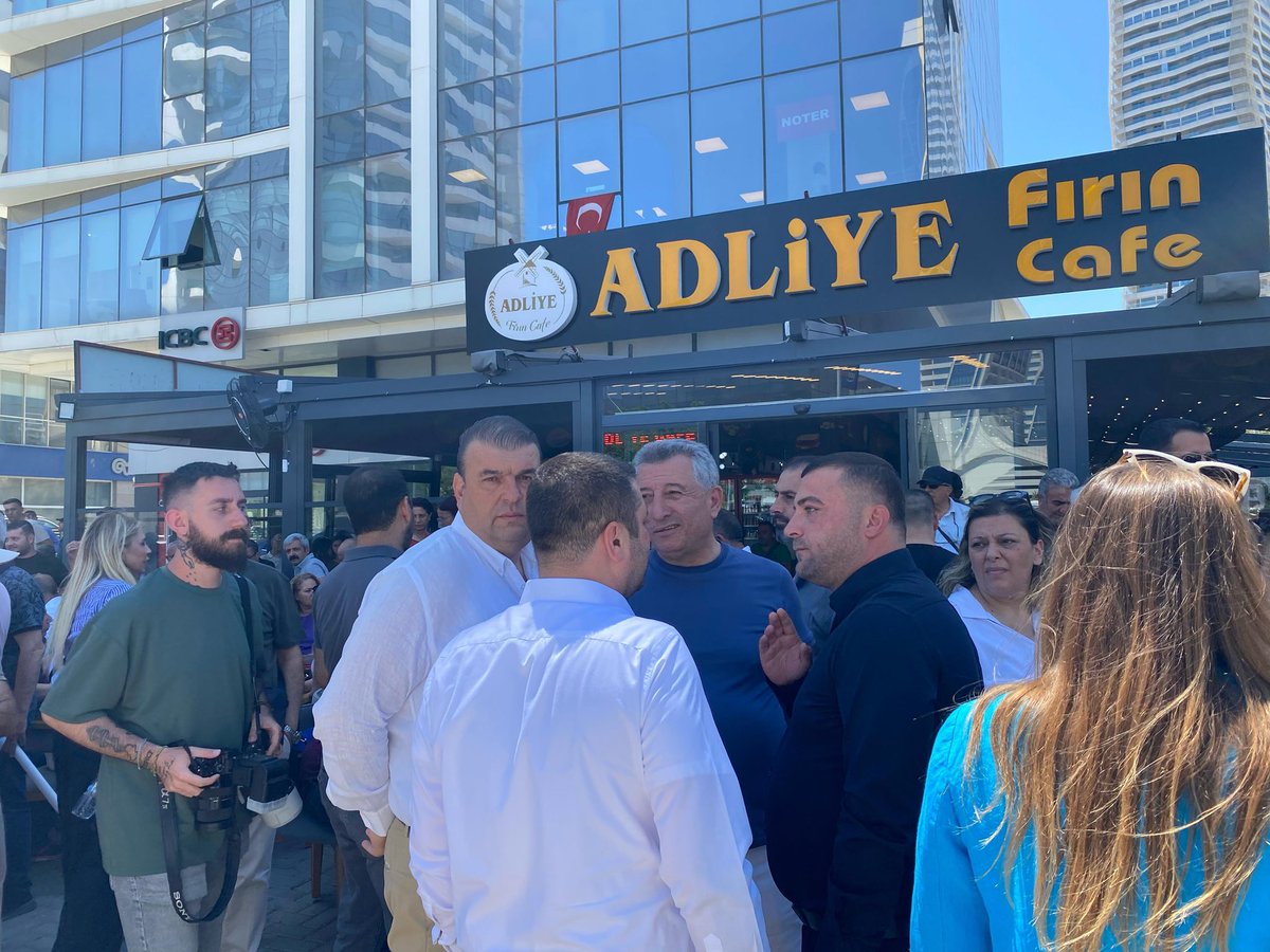 Seferihisar İlçe Örgütümüzle beraber hukukun ve adaletin sesi olmak üzere İzmir Adliyesi önündeydik. 

İzmir’e yıllarını vermiş, kentinin sorunlarına omuz vermiş yol arkadaşlarımız hakkında ortaya atılan tutuklama talebi, halkımızda haklı bir tepkiye yol açmıştır. İl Başkanımız