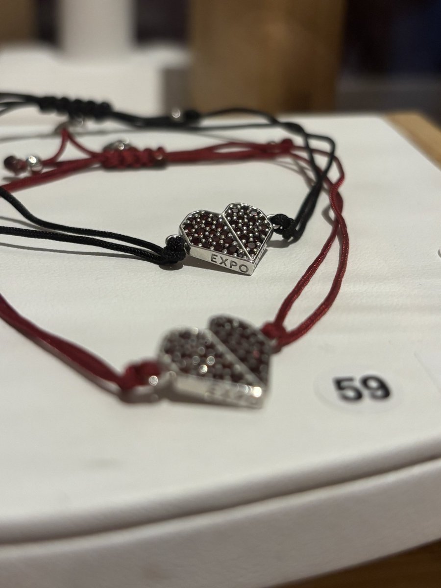 万博　チェコ館　ガーネット　ブレスレット チェコ館のガーネット✨️ 今日も買うか迷って買ってない🙃 