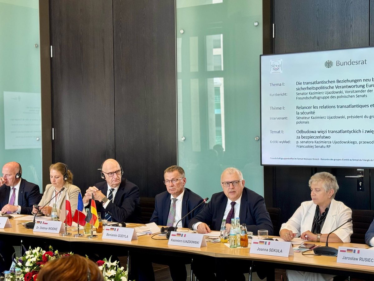 🇵🇱 🇩🇪 🇫🇷 Podpisaniem wspólnej deklaracji zakończyły się spotkania senackiej grupy polsko-francuskiej oraz senackiej grupy polsko-niemieckiej w ramach spotkania przedstawicieli izb wyższych parlamentów państw Trójkąta Weimarskiego w Berlinie.
W dokumencie przedstawiciele