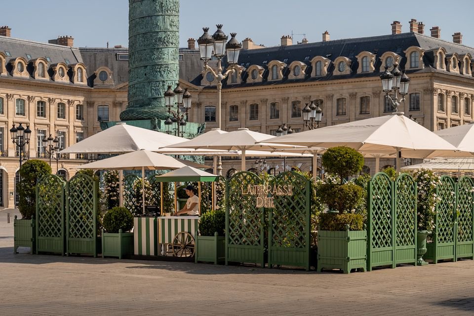 L’occupation de l’espace public se poursuit, au pied de nos monuments historiques !
#PlaceVendome
Crédit photo : © Raphael Metivet

vogue.fr/article/le-rit…