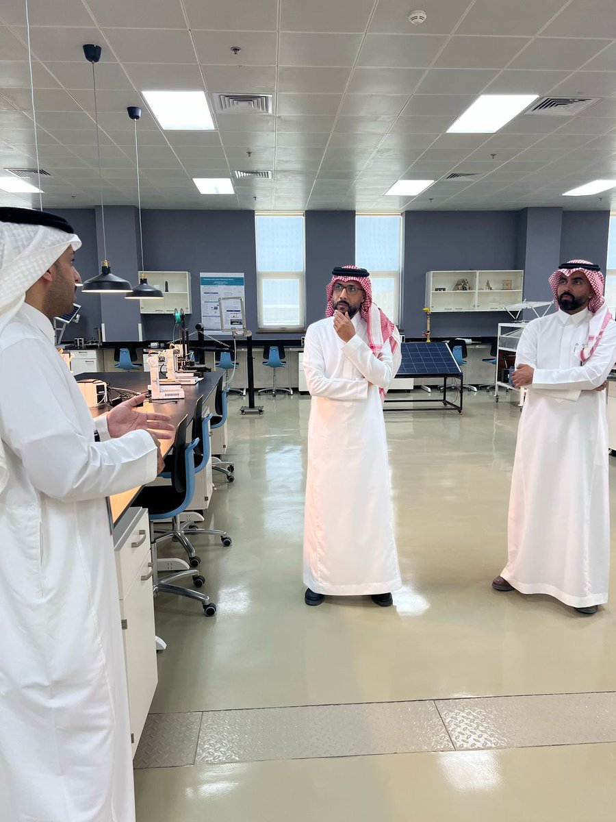 AEMC_IAU's tweet photo. @namatcomsa @iau_iie_ وعلى صعيد #تنمية_القدرات_البشرية و #التدريب 
عقد لقاء وزيارة للمركز برفقة د. رامي بن إبراهيم السكران المدير العام لتطوير التعليم والمهارات في #وزارة_الصناعة_والثروة_المعدنية 
و أ. وليد الخضير المدير التنفيذي #الأكاديمية_الوطنية_للصناعة 
وبحضور د.عبدالعزيز المطلق من @dammam_valley https://t.co/z6MQyr68rO