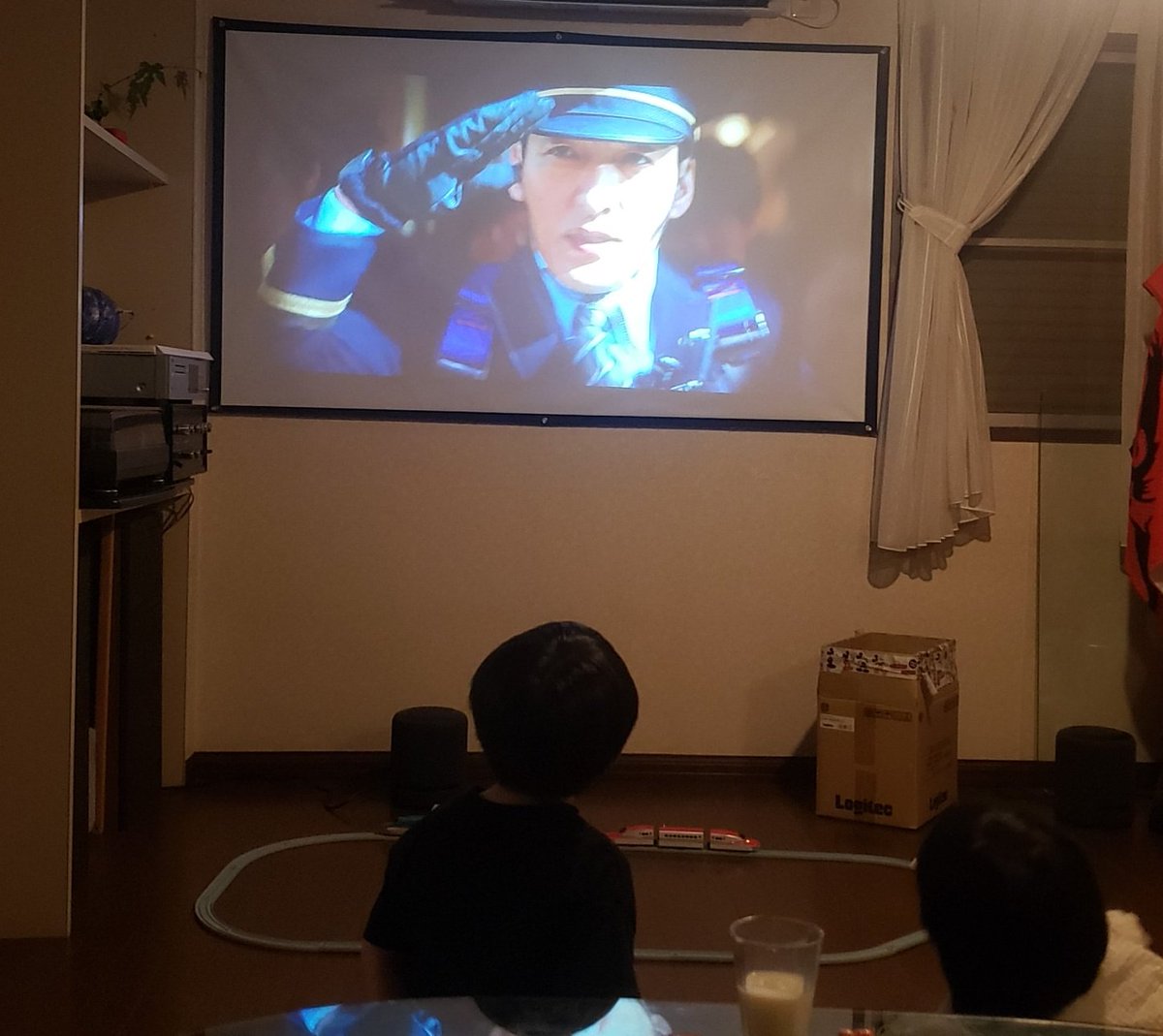 明日の慎吾ライブに参加するため実家に帰宅～‼️またまたうちの6歳児が再生回数回していますよ～😂これで累計13回目の乗車です😂😂😂😂😂
今回は見ているスクリーンの下に線路を組んではやぶさ、こまちをスタンバイさせる徹底ぶりでマニア過ぎる(笑)
#新幹線大爆破 
#ぷっくりニュース