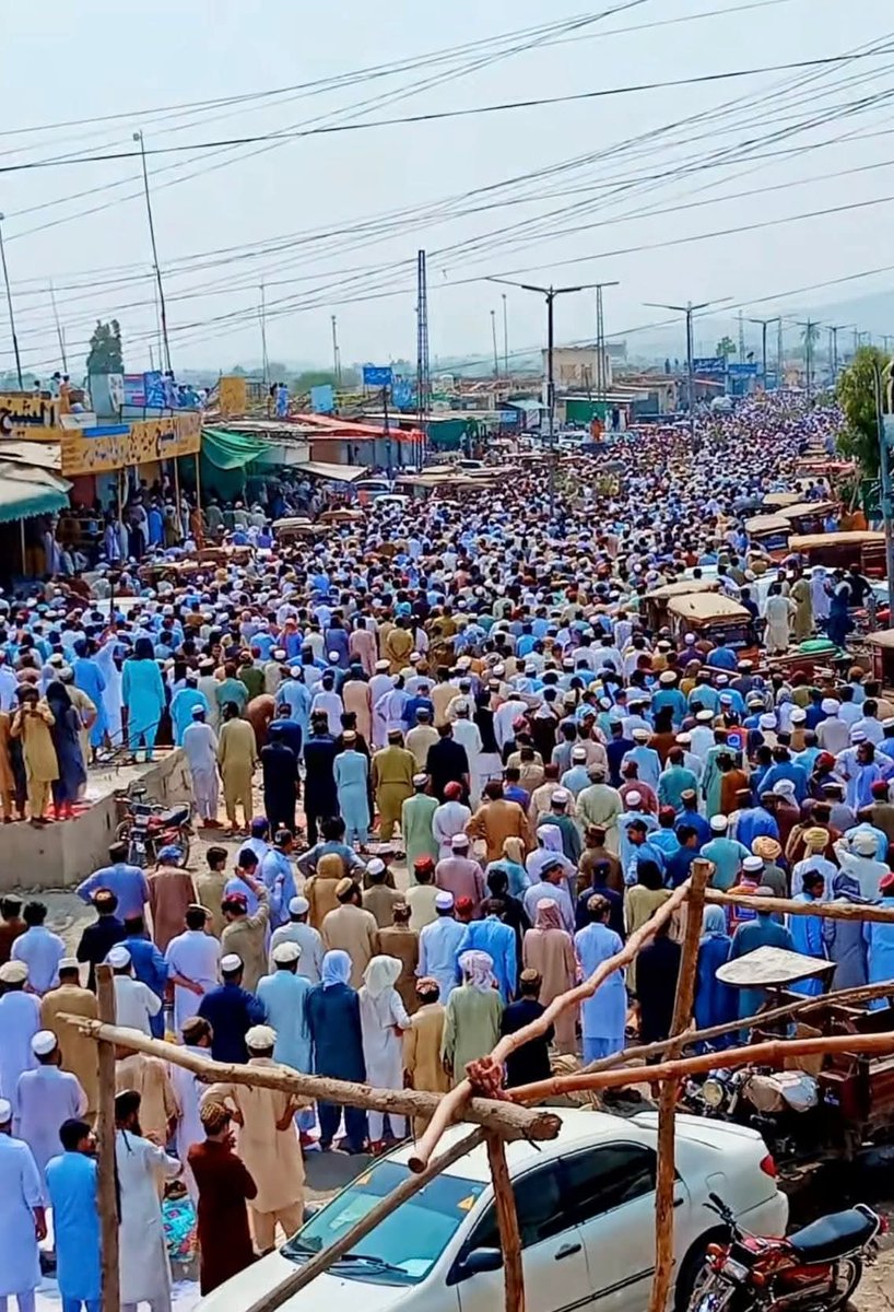 MaulanaZeb's tweet photo. وزیرستان میں نمازِ جمعہ کو بدامنی کیخلاف قومی مزاحمت میں بدل دیا گیا ۔
یہ قومی اجتماع وزیرستان میر علی میں ہر قسم کے بدامنی کیخلاف پشتونوں کا قومی ریفرنڈم ہے ۔
خدا را پشتونوں کو امن اور ترقی دے انکو حقوق وسائل پر اختیار دیں ۔
پشتون مزید اپنے علاقوں سے کسی صورت مھاجر نہیں ہوںگے https://t.co/kDg5NeFPiQ