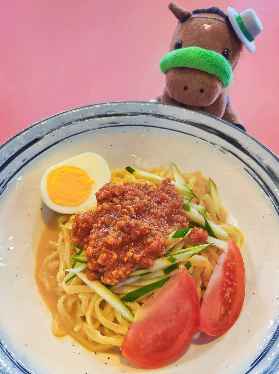 umma66x's tweet image. ★夏季限定☀新メニュー★⸝⋆
馬そば深大寺さんの『肉みそ冷やし中華』
ゴロッと挽き肉×唐辛子のパンチが効いた旨辛肉みそと、しゃきしゃきキュウリがたっぷり!
酸味のあるごまダレが相性バツグンで、暑い日こそ食べたくなる美味しさでした😋🔥
#東京競馬場