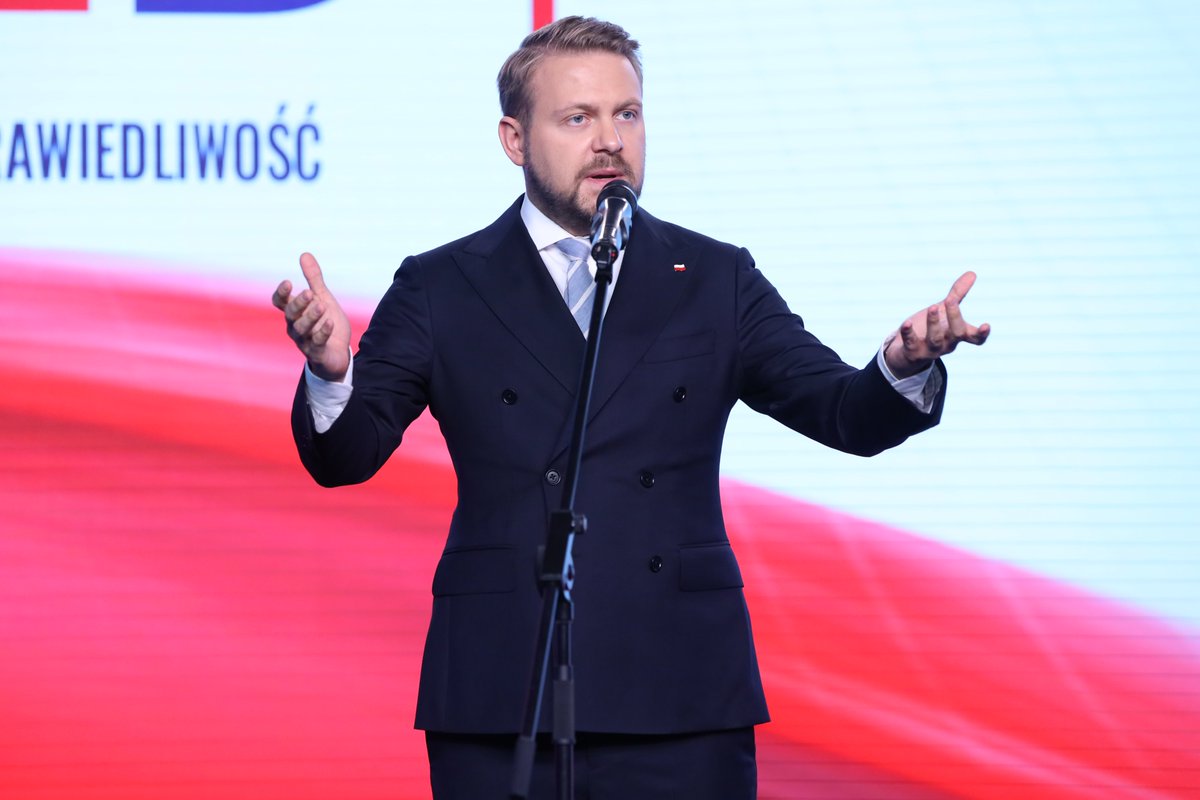 Prawo i Sprawiedliwość (@pisorgpl) on Twitter photo 💬 Europoseł PiS <a href="/OzdobaJacek/">Jacek Ozdoba</a>: Jeżeli pytacie, dlaczego należy odwołać <a href="/vonderleyen/">Ursula von der Leyen</a>, to odpowiedź jest prosta - macie ją w rachunkach i będziecie ją mieli w rachunkach. Ta europejska błędna polityka dzisiaj decyduje o kształcie waszych rachunków. Wyliczenia banku ING pokazują, że 💬 Europoseł PiS <a href="/OzdobaJacek/">Jacek Ozdoba</a>: Jeżeli pytacie, dlaczego należy odwołać <a href="/vonderleyen/">Ursula von der Leyen</a>, to odpowiedź jest prosta - macie ją w rachunkach i będziecie ją mieli w rachunkach. Ta europejska błędna polityka dzisiaj decyduje o kształcie waszych rachunków. Wyliczenia banku ING pokazują, że