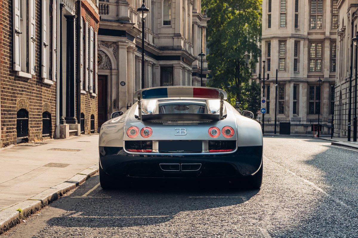 Bugatti's tweet image. The BUGATTI VEYRON – timeless, unmistakable, unforgettable. Captured on the streets of London.
#BUGATTI #VEYRON
–
bugatti.link/consumption