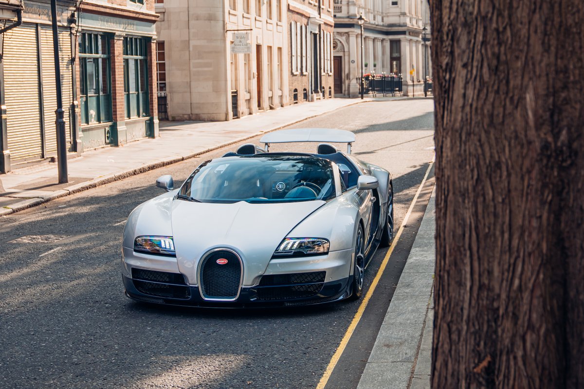 Bugatti's tweet image. The BUGATTI VEYRON – timeless, unmistakable, unforgettable. Captured on the streets of London.
#BUGATTI #VEYRON
–
bugatti.link/consumption