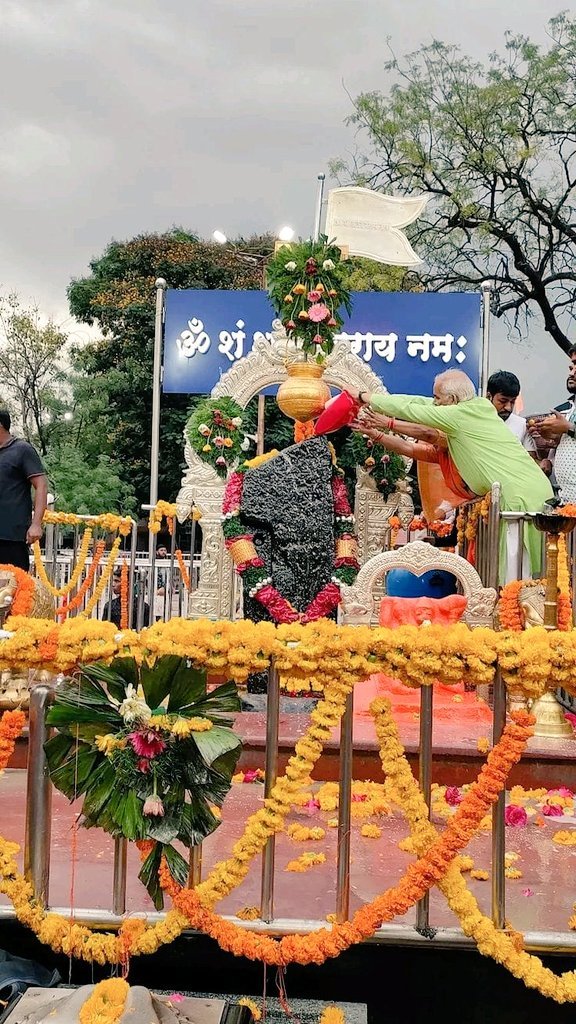 ॐ श शनिश्वराया नमः निलंजनम समभासम 
रविपुत्रम यामाग्रजम l  
छाया मार्तंड संभूतम तम नमामि शानेश्वराम ll