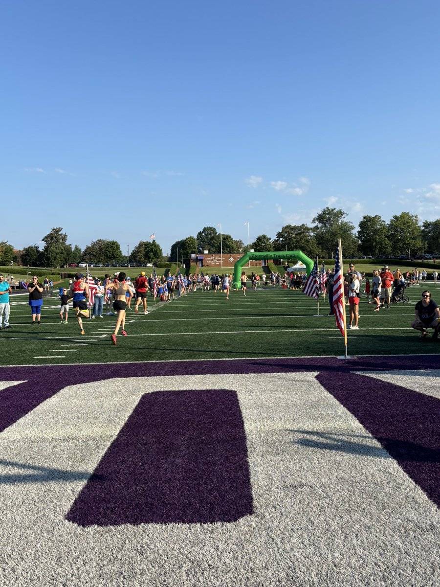 FurmanXC's tweet image. ๐บ๐ธ RACE DAY at FURMAN UNIVERSITY for the 15th Annual Red, White & Blue Shoes 5k ๐บ๐ธ
This is always one of our favorite days of the year where we partner with @greenvilletrackclub to engage the Greenville community for a program fundraiser!
This year we had over 1200 runners!