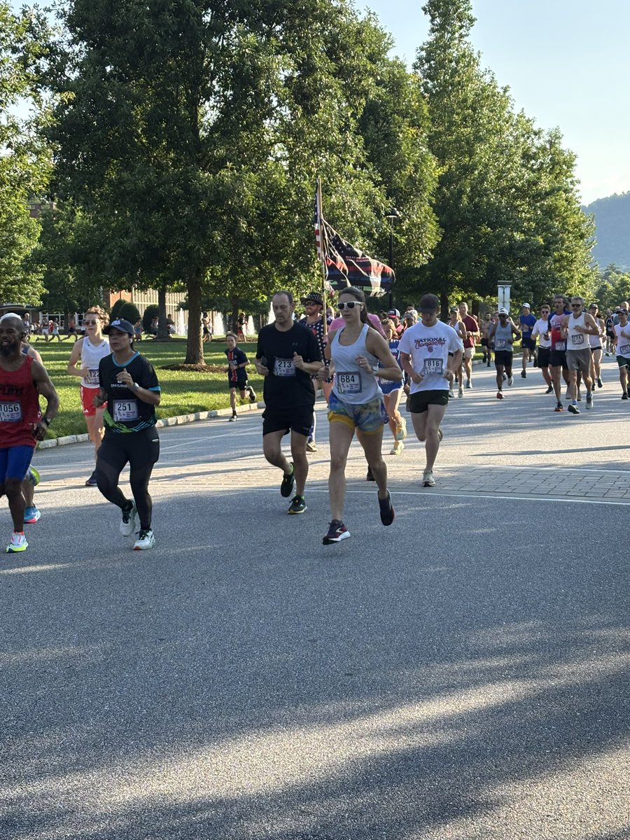 FurmanXC's tweet image. ๐บ๐ธ RACE DAY at FURMAN UNIVERSITY for the 15th Annual Red, White & Blue Shoes 5k ๐บ๐ธ
This is always one of our favorite days of the year where we partner with @greenvilletrackclub to engage the Greenville community for a program fundraiser!
This year we had over 1200 runners!