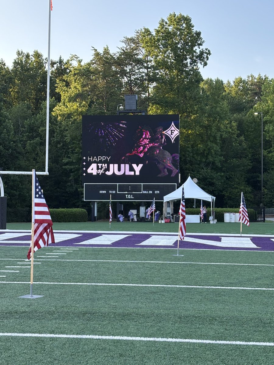 FurmanXC's tweet image. ๐บ๐ธ RACE DAY at FURMAN UNIVERSITY for the 15th Annual Red, White & Blue Shoes 5k ๐บ๐ธ
This is always one of our favorite days of the year where we partner with @greenvilletrackclub to engage the Greenville community for a program fundraiser!
This year we had over 1200 runners!