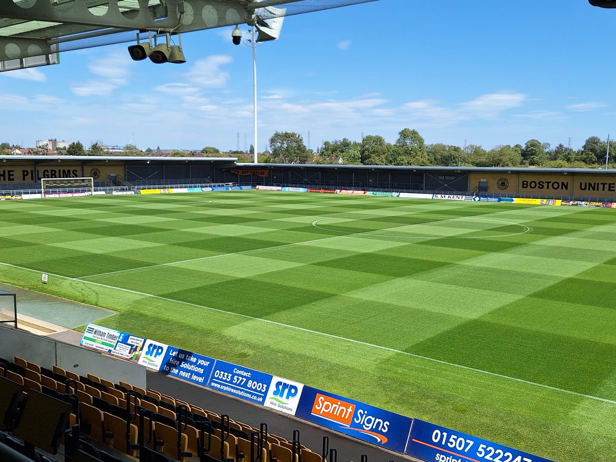 jim_portas's tweet image. 2 weeks to first friendly and decided to get some lines down , 6 weeks on from seeding and pitch is coming on nicely 🌱🌞👍😎 @bostonunited @premierturfing @Craig_Housley9