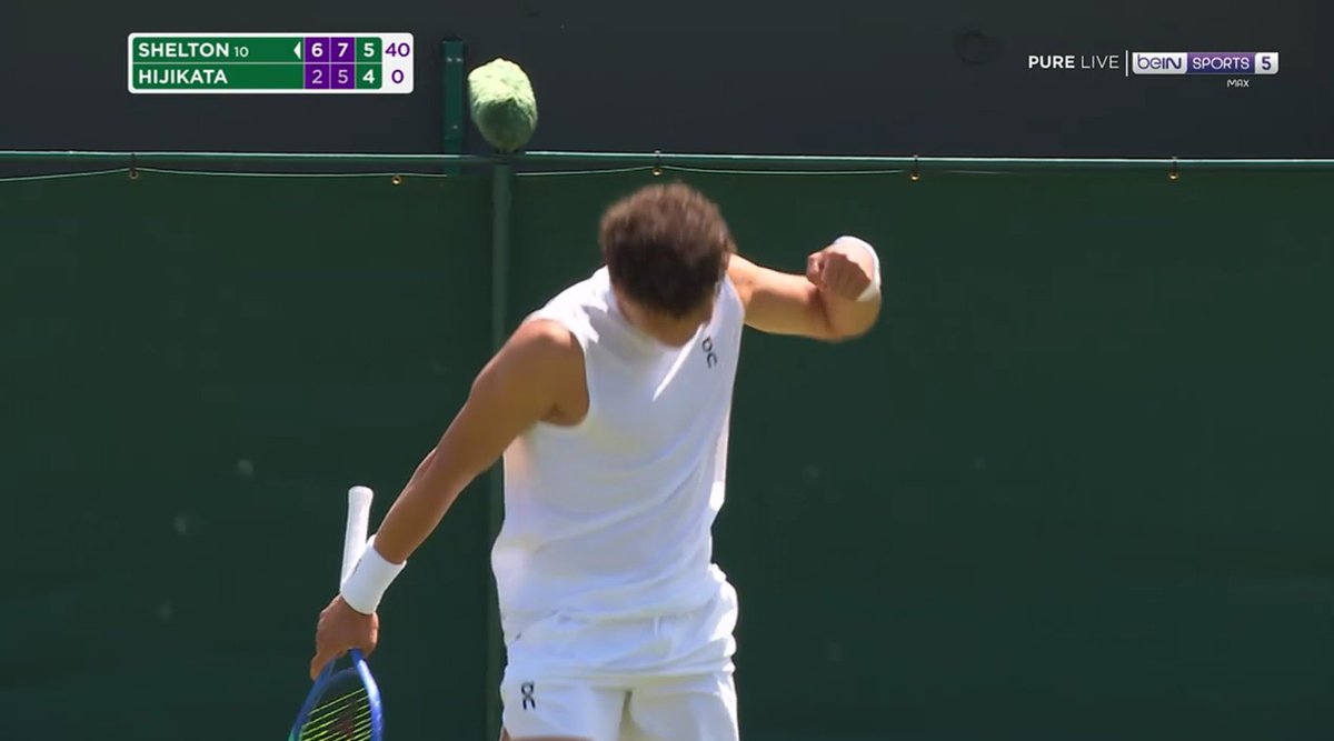 😂 Rinky Hijikata est revenu pour finir le match. Il n'a pas touché la balle avec les cordes et Ben Shelton a fait 4 frappes. 

4 services. 3 aces et 1 service gagnant (retour boisé). Mythique.