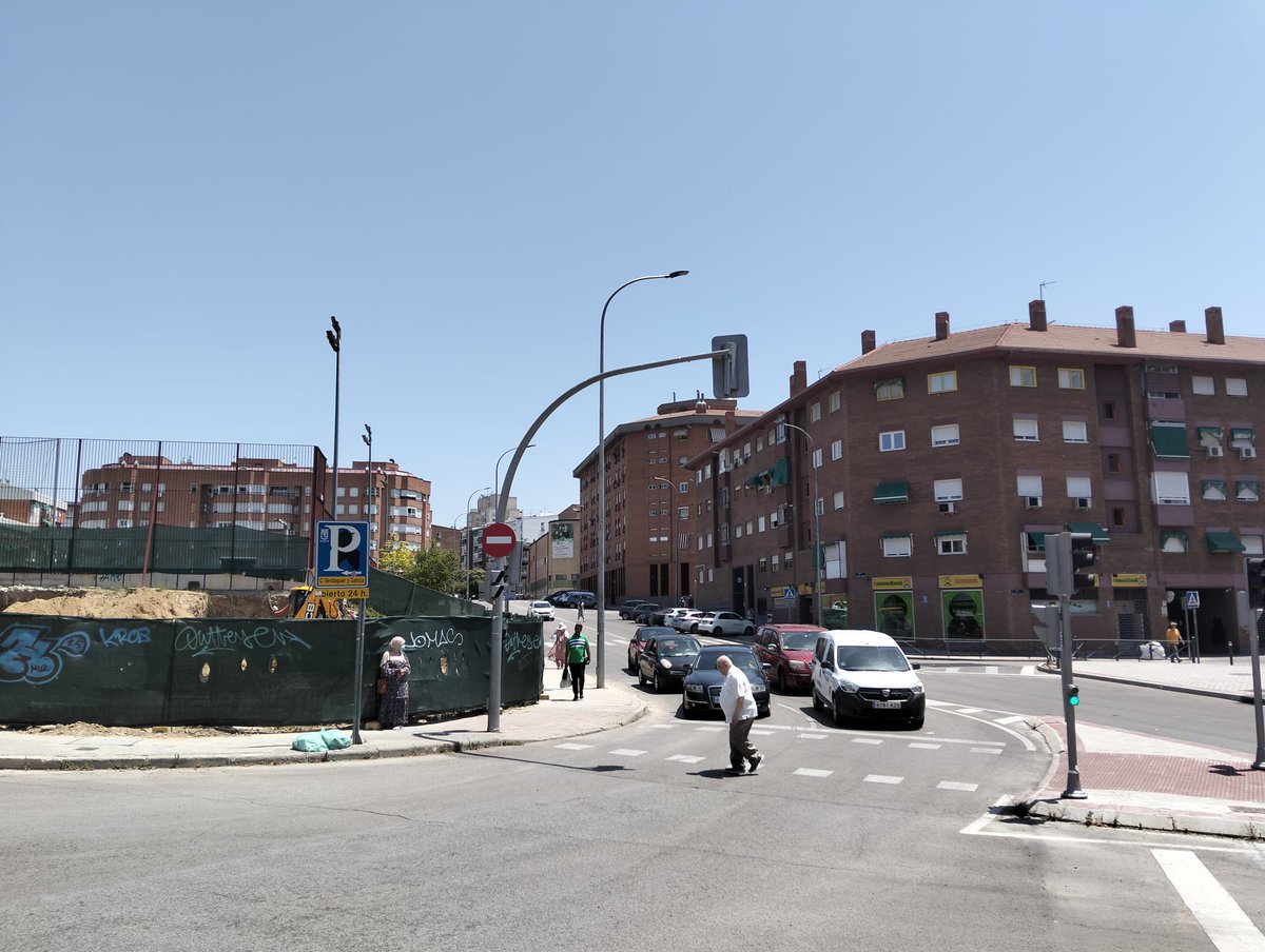 AVSanPascual's tweet image. Donde se encuentra la excavadora, había 16 árboles. Sobre sus restos, construyen ahora un cantón auxiliar de limpieza que nadie ha pedido y dará servicio a otros barrios.

Nos han quitado unos de los pocos árboles que teníamos. Exigimos la ejecución de un plan de arbolado ya!