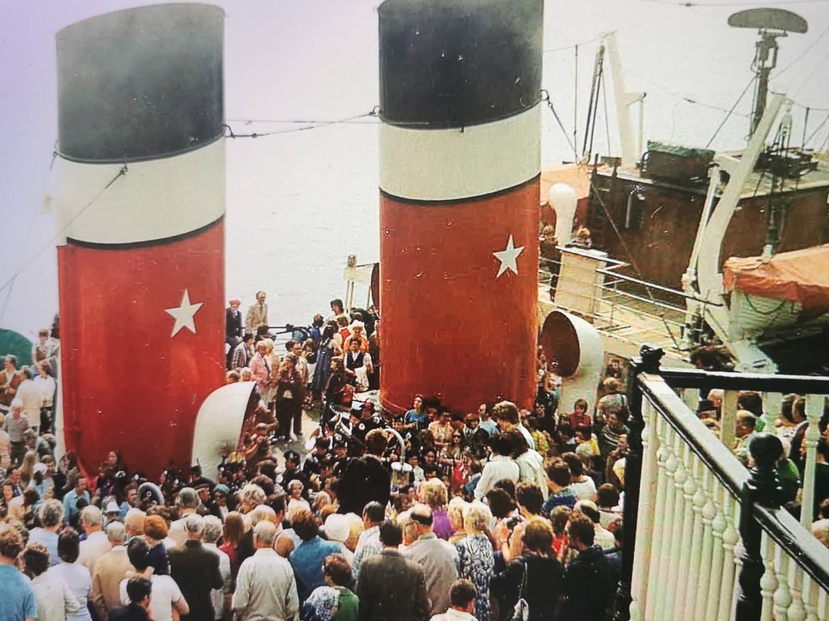 PS_Waverley's tweet image. The Star-Spangled Steamer 🇺🇸🚢

49 years ago today, on 4th July 1976, Waverley featured White stars on her funnels and flew the ‘Stars &amp;amp; Stripes’ from both masts to mark the Bicentenary of the Independence Day of the United States of America.