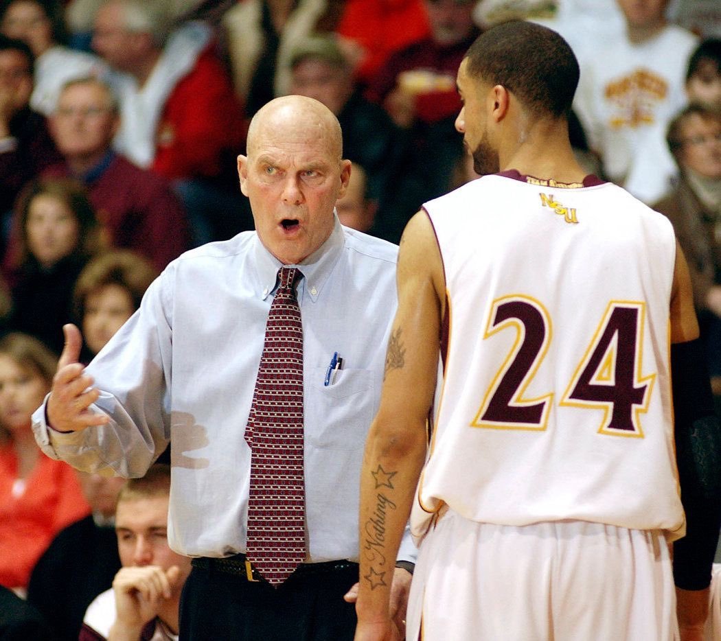 Don Meyer retired as the winningest coach in men’s college basketball history.

It wasn't the X's and O's that made him legendary - it was the culture he built.

And he built it through one acronym: TEAMS.

Most coaches miss this.

Here's what it means and why it matters:🧵