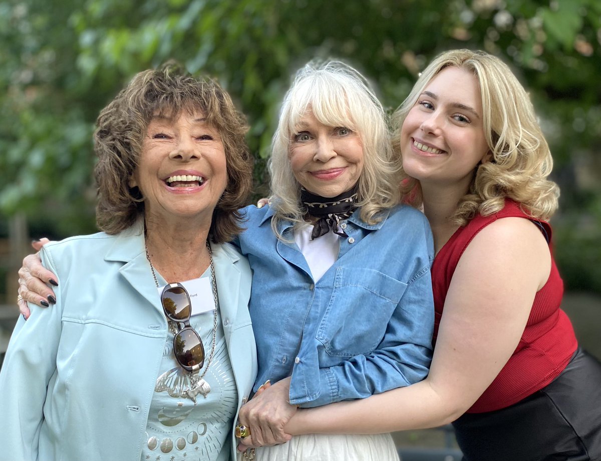 Wonderful to meet these three inspiring women from the world of #DoctorWho at the <a href="/PuffinBooks/">PuffinBooks</a> authors party! <a href="/ManningOfficial/">KatyManning Official welcomes you</a> <a href="/0hMySt4rs/">Beth Axford</a>  #CaroleAnnFord