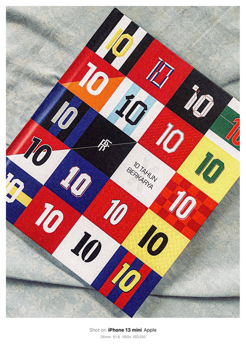 another surreal moment after creating shirt ofcourse, i made my own book, dan hari ini bukunya on hand! Jumat jersey dalam bentuk buku ini ceritanya hari ini, 
-
tentu saja ga bisa kalau sendiri, buku ini bisa jadi karena bantuan banyak pihak, utamanya mas Bahar dan mas Fredo,