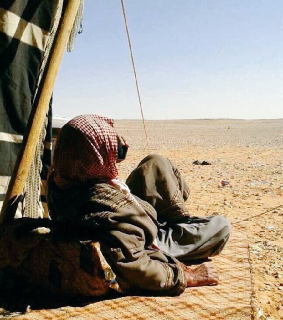 نمر المنازل بالدقايق وبالساعات
ولا اشوف من سكانها زايل زالي

ليامن نشدت فلان موجود قالو مات
ولا باقين غير الله الواحد الوالي

تمر السنين الجرد وأيامهن عجلات
وأنا كل يوم أطالع النقص في حالي

سمير بن صليهم