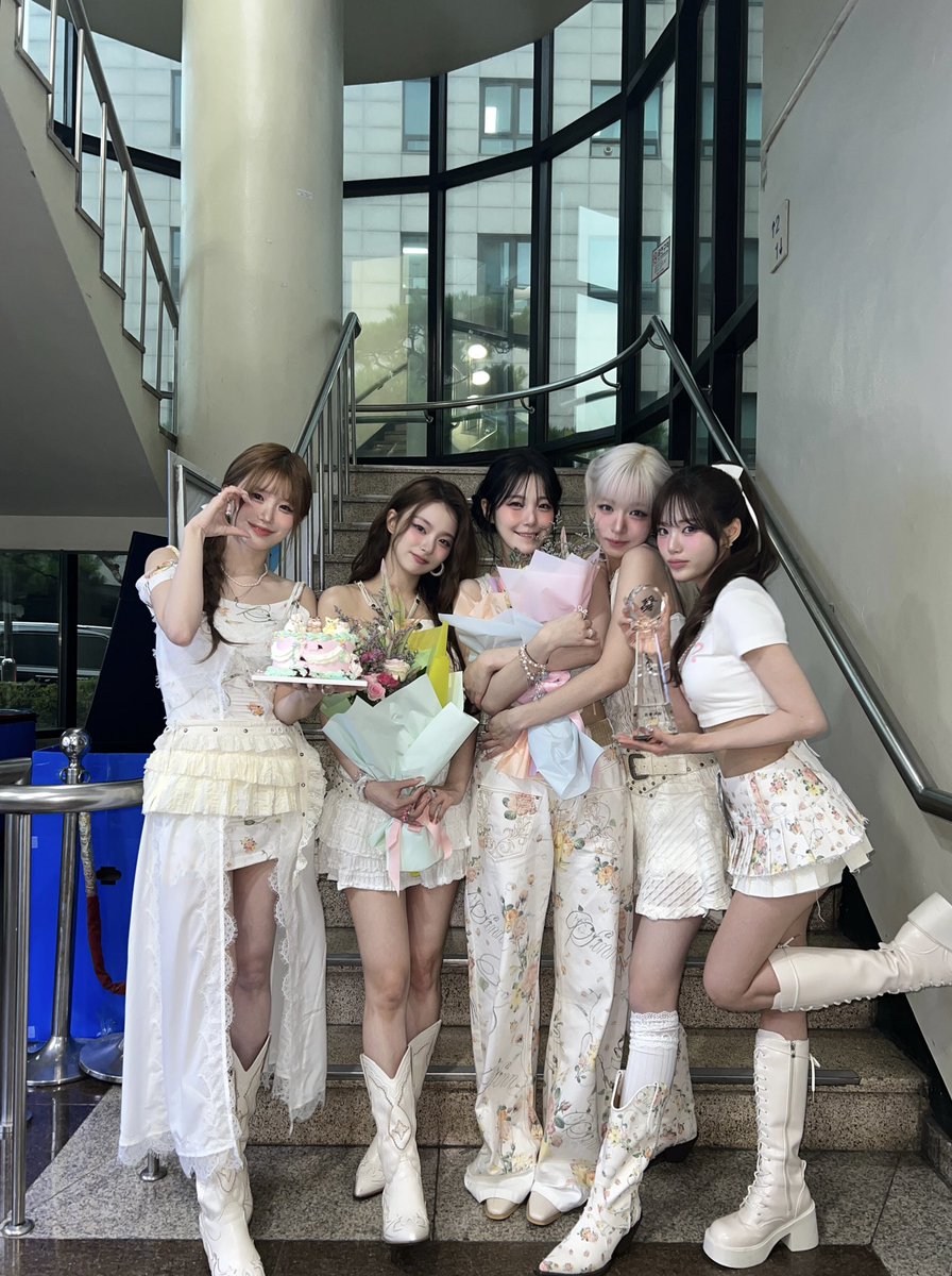 417_bb's tweet photo. おめでとう😭！！🤍
#Like_You_Better_1stWin  #fromis_9_14thWin https://t.co/ZVjkP0ghgN