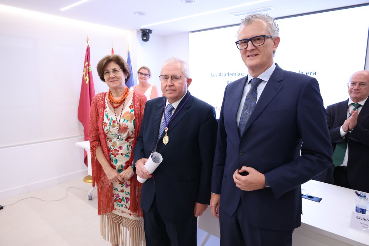 <a href="/acafarmur/">ACAFARMUR</a> <a href="/paulapayap/">Paula Payá Peñalver</a> 🗣️ Además, el Dr. Antonio J. Mula tomó posesión como Académico Correspondiente con un discurso sobre el papel de las Academias en la era del conocimiento digital.