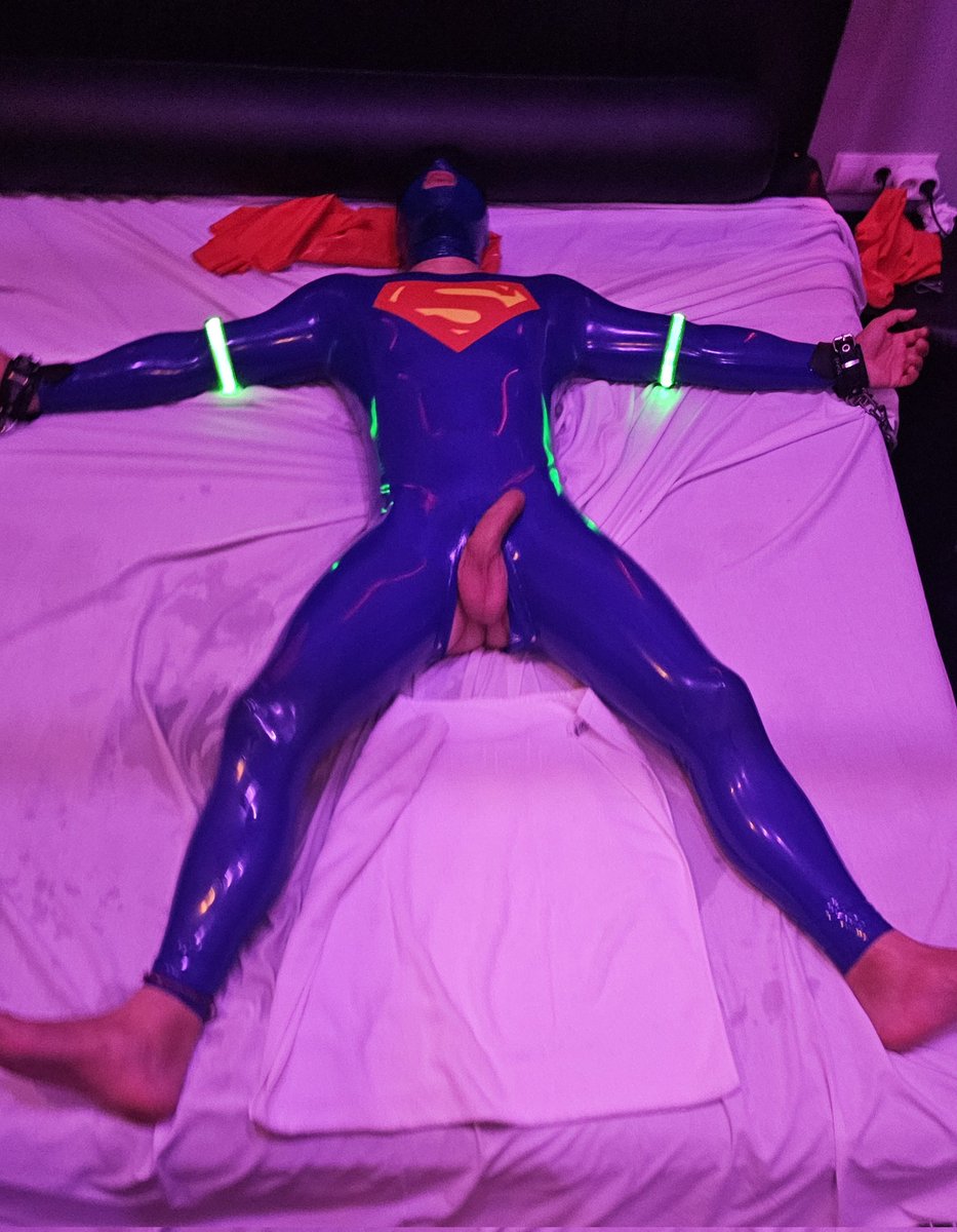 Superman turned into a rubber doll. Weak, helpless and unable to resist

#rubbersuperhero #supermandefeated #rubberfun #domination