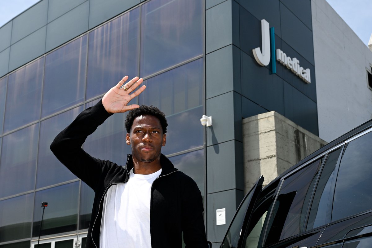 juventusfc's tweet photo. 👋 🏃 https://t.co/bJ37tHQFTJ