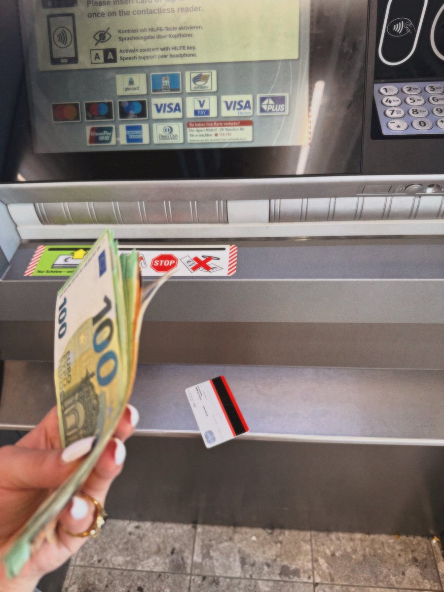 Sein Konto blutet und ich genieße jeden Tropfen.