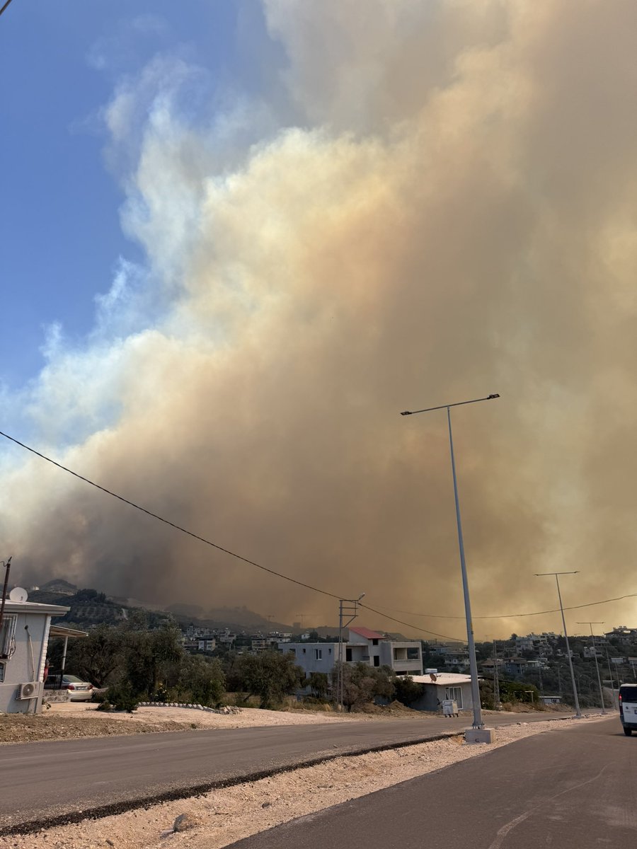 Kalplerimiz ve dualarımız sizinle. 💔
#izmiryanıyor 
#HATAYYANIYOR