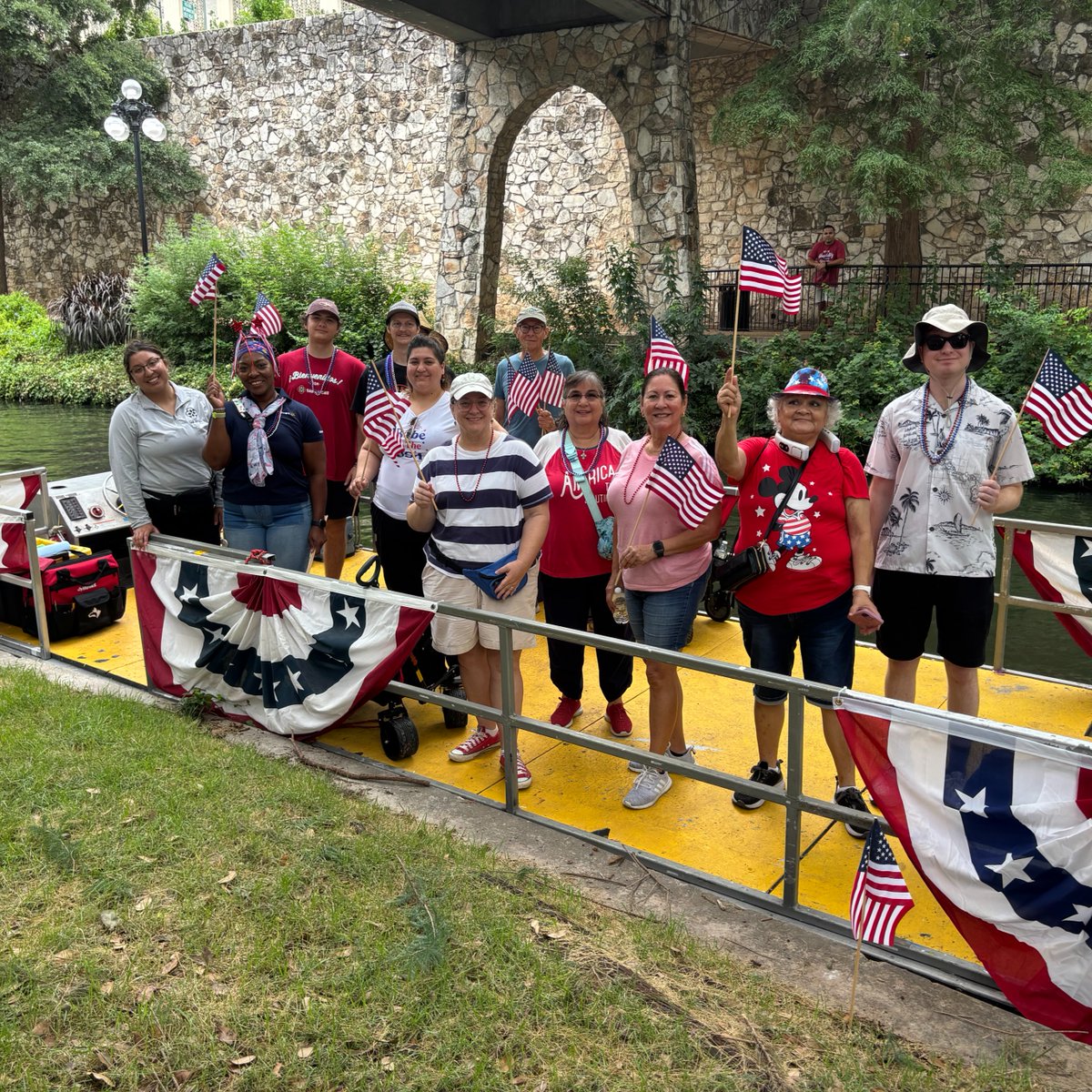 theSARiverWalk's tweet image. Happy 4th of July! 🇺🇸 

Every year, thanks to H-E-B, we deck out the river with patriotic decorations— including over 1,000 flags! 🤩

Swing by and check it out, and while you’re there, don’t miss the 📍4th of July Artisan Show near Shops at Rivercenter, happening July 3–6!
