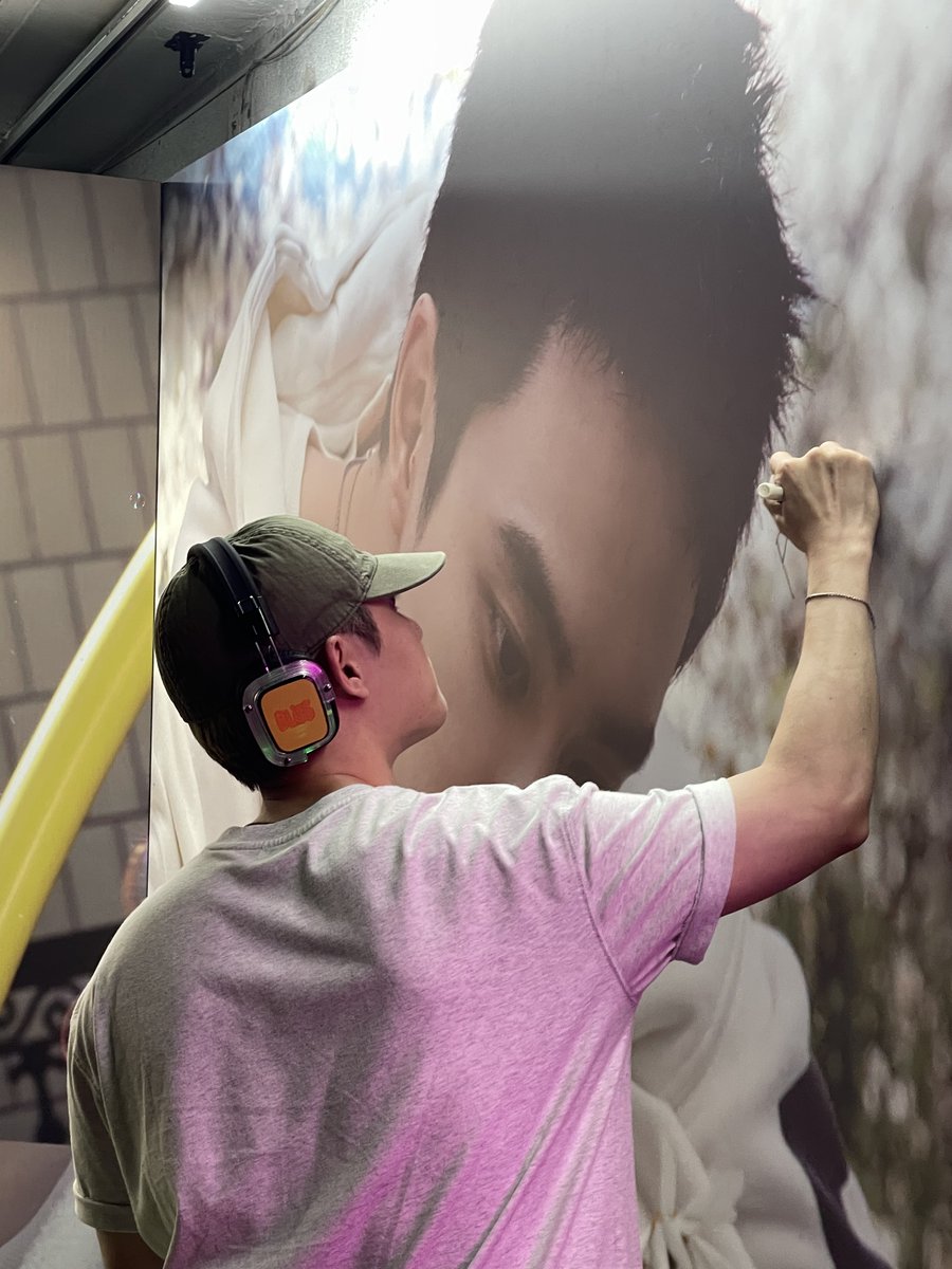 오늘 [BLISS] 팝업 스토어에 깜짝 방문한 도경수🍑