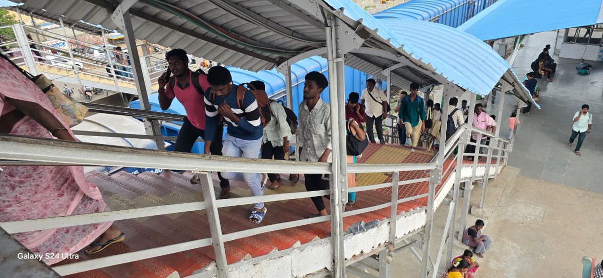 Shahnawaz192's tweet photo. passengers, making it challenging for them to navigate.

I hope that you will take immediate action to address these issues and improve the overall passenger experience. https://t.co/LSJtYW1C23