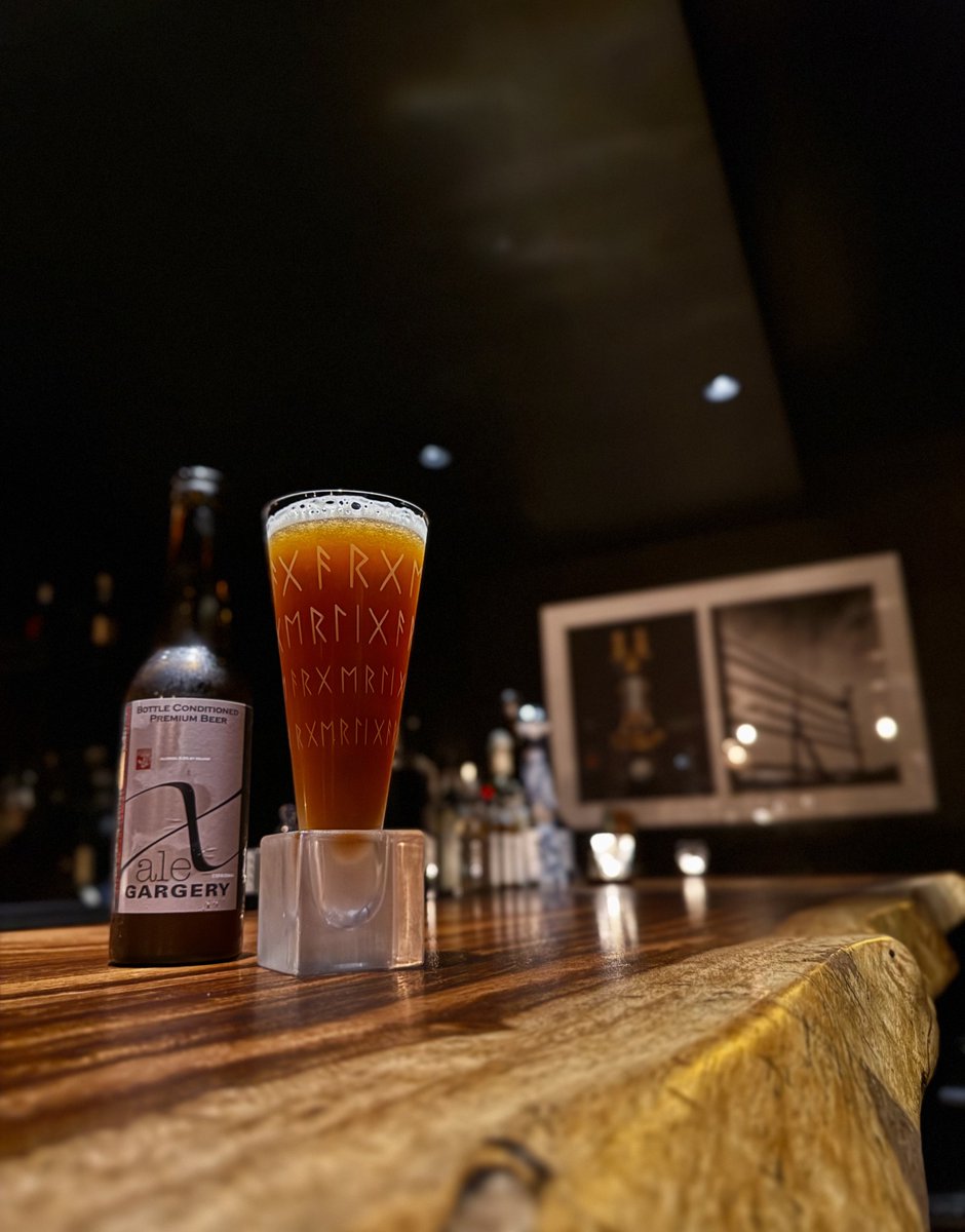 神楽坂から一本横の芸者新路に素敵なバーがオープンした❣️上野、神保町などに展開するスタイリッシュな内装のバー、カクテルワークスの神楽坂店🎶 クリエイティブなカクテルをいただく前に、まずはガージェリー🥰