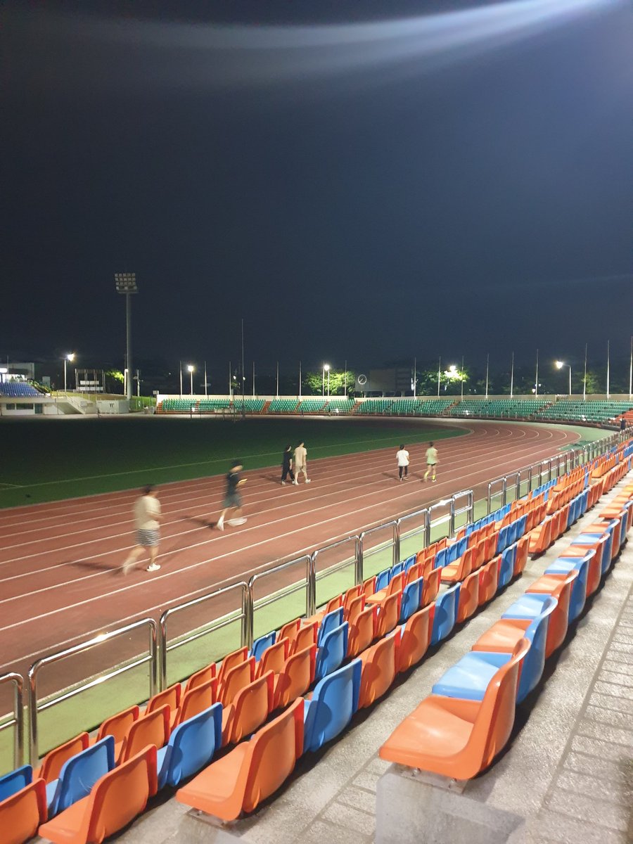 a01030603196's tweet image. 오늘의 운동일지
날짜ㅡ2025년 7월 4일 금요일
장소ㅡ제주시 한림종합운동장
달린시간ㅡ00시간55분(10,000미터)
계단운동ㅡ00시간36분(2,000미터)
여름이 하루 더 짙어졌다.
쉴새없이 흐르는 땀을 훑어 내느라 정신이 없다.
평소보다 조금 달린 탓에 계단을 오르내리는 운동이 평소보다 조금 힘든…