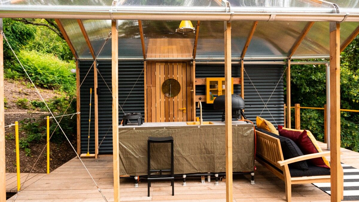 nwtls's tweet image. The Birdhouse Modular is an interesting new tiny house that&apos;s laser-focused on flexibility. Featuring a prefabricated cabin-like exterior, the non-towable home is designed to adapt to whatever size and rooms the owner requires.

newatlas.com/tiny-houses/bi…

#BirdhouseModular…