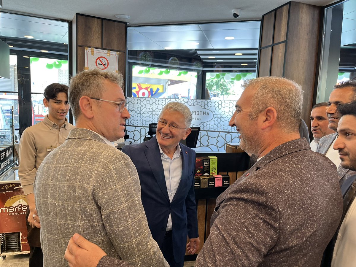 Altınşehir Mahallemizde, Belediye Başkanımızla birlikte açılışını gerçekleştirdiğimiz Antep Han Künefe’nin ilçemize ve mahallemize hayırlı olmasını diliyorum. İşletme sahibi Kazım Karataş Bey’i ve ekibini tebrik ediyor, kendilerine bol ve bereketli kazançlar diliyorum.