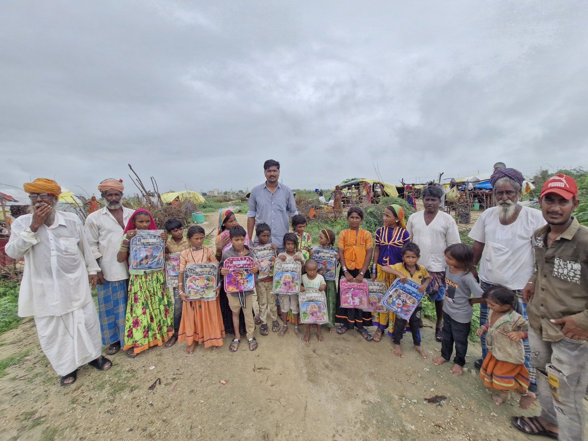 આજ રોજ મારી દીકરી ના જન્મ દિવસ નિમિત્તે એવા બાળકો કે જેને ભણવા માટે બેગ અને સ્ટેશનરી ની જરૂરી હતી.તો એવા પરિવારો કે જેમને ગુજરાન ચલાવવામાં પણ તફ્લીક પડતી હોય છે. તેવા વિચરતી વિમુક્તિ જાતિના બંધુઓ ના બાળકો ને શિક્ષણ માટે મદદ કરી દીકરી નો જન્મ દિવસ મનાવ્યો અને તેમના આશીર્વાદ લીધા.