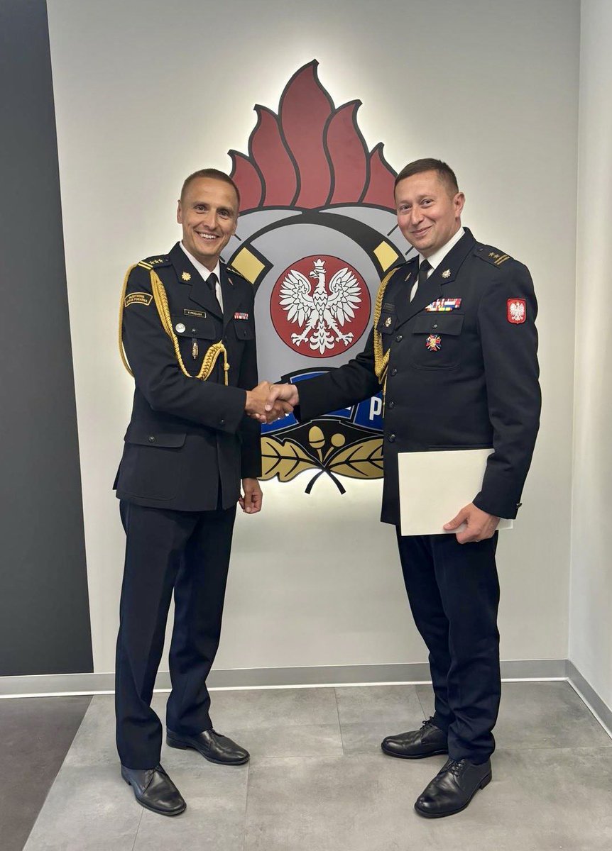 kwpspkrakow's tweet image. 🇵🇱👨‍🚒 Małopolski Komendant Wojewódzki #PsSP st. bryg. Przemysław Przęczek powierzył pełnienie obowiązków na stanowisku Z-cy Komendanta Powiatowego #PSP w Gorlicach bryg. Dariuszowi Surmaczowi. Serdecznie gratulujemy 👏

@AwPrzeczek 
@KGPSP 
@MSWiA_GOV_PL 
@Malopolski_UW
