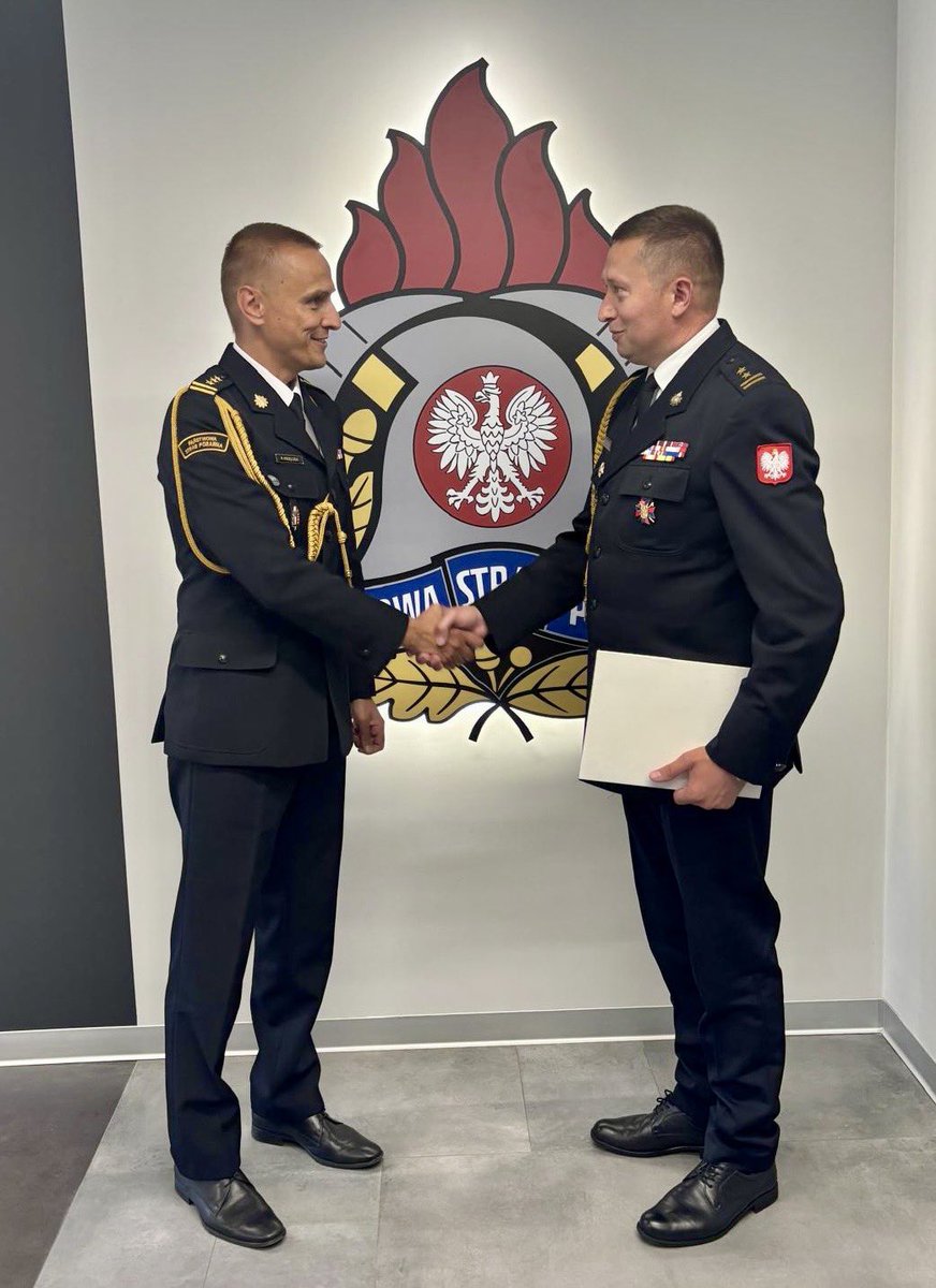 kwpspkrakow's tweet image. 🇵🇱👨‍🚒 Małopolski Komendant Wojewódzki #PsSP st. bryg. Przemysław Przęczek powierzył pełnienie obowiązków na stanowisku Z-cy Komendanta Powiatowego #PSP w Gorlicach bryg. Dariuszowi Surmaczowi. Serdecznie gratulujemy 👏

@AwPrzeczek 
@KGPSP 
@MSWiA_GOV_PL 
@Malopolski_UW