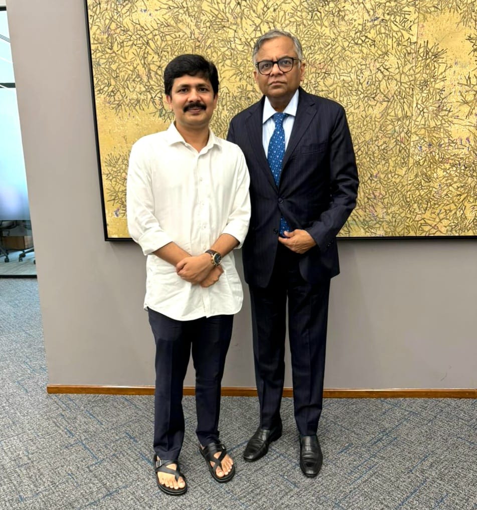YSR Congress Party (@ysrcparty) on Twitter photo తిరుపతి అభివృద్ధికి టాటా గ్రూప్తో కీలక ప్రతిపాదనలు – ఎంపీ <a href="/GuruMYSRCP/">Maddila Gurumoorthy</a>
ముంబయిలో టాటా సన్స్ ప్రైవేట్ లిమిటెడ్ చైర్మన్ ఎన్. చంద్రశేఖరన్ను తిరుపతి పార్లమెంటు సభ్యులు డా. మద్దిల గురుమూర్తి శుక్రవారం మర్యాదపూర్వకంగా కలిశారు. ఈ సందర్భంగా తిరుపతి అభివృద్ధికి సహాయపడే ముఖ్య అంశాలపై తిరుపతి అభివృద్ధికి టాటా గ్రూప్తో కీలక ప్రతిపాదనలు – ఎంపీ <a href="/GuruMYSRCP/">Maddila Gurumoorthy</a>
ముంబయిలో టాటా సన్స్ ప్రైవేట్ లిమిటెడ్ చైర్మన్ ఎన్. చంద్రశేఖరన్ను తిరుపతి పార్లమెంటు సభ్యులు డా. మద్దిల గురుమూర్తి శుక్రవారం మర్యాదపూర్వకంగా కలిశారు. ఈ సందర్భంగా తిరుపతి అభివృద్ధికి సహాయపడే ముఖ్య అంశాలపై