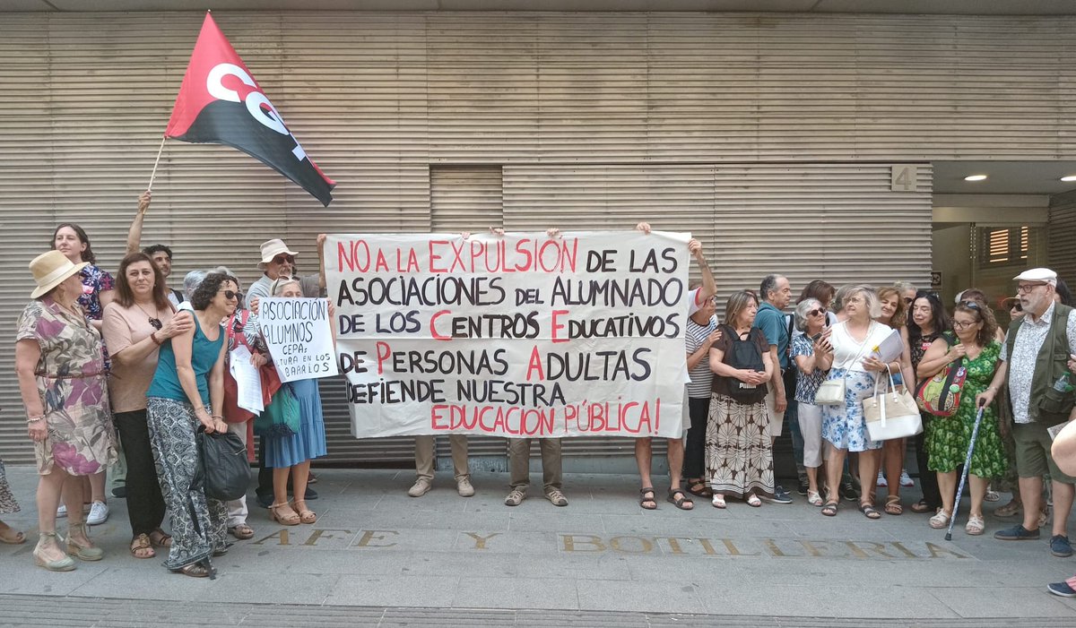 Ayer acompañamos a personas de las Asociaciones de CEPAs a presentar 1.800 firmas con las que demandan al Consejero de Educación una entrevista en la que le expliquen la importancia de estas asociaciones en sus centros y barrios