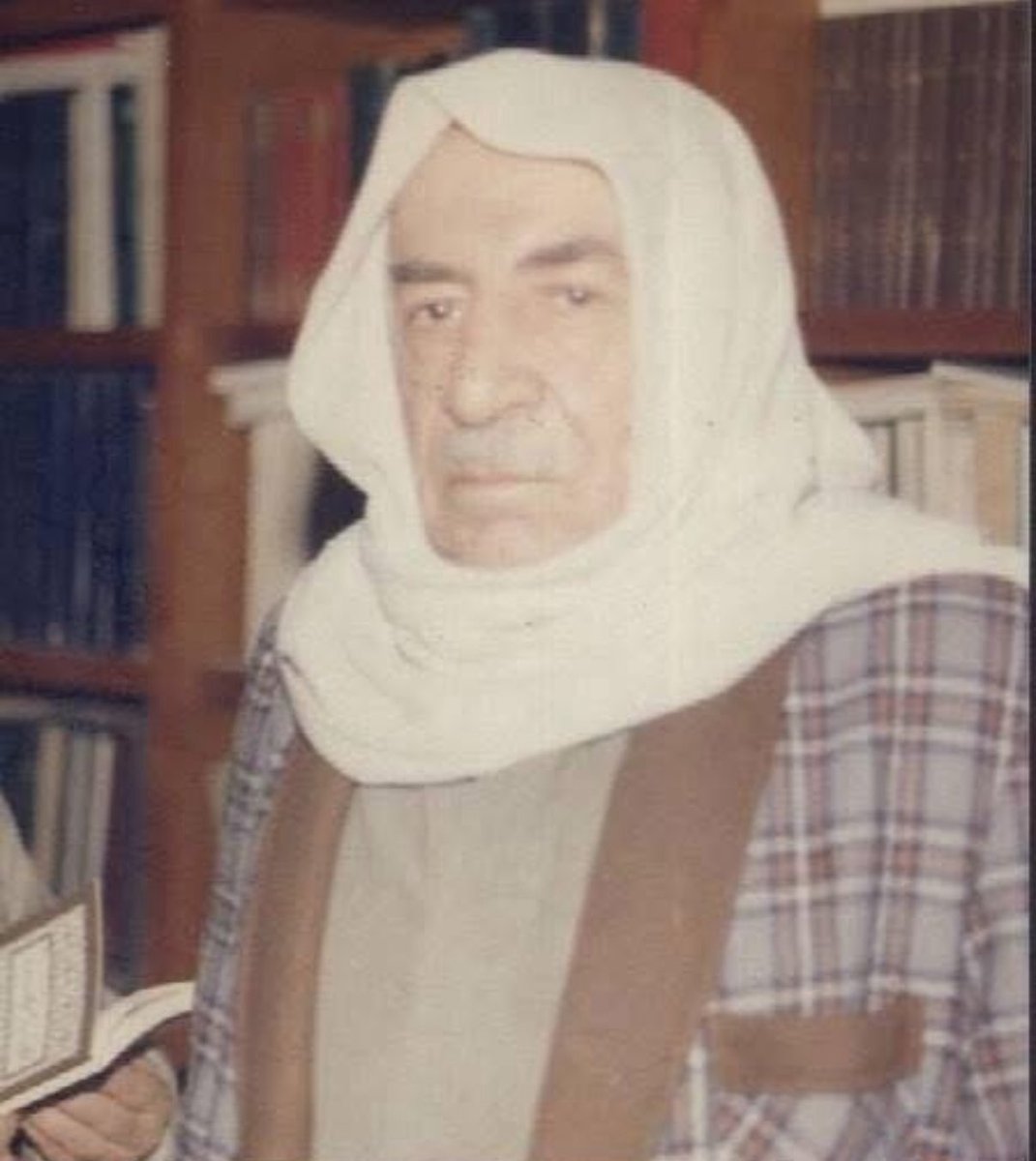 قرأتُ سابقًا لأحد المهتمين بأعمال اللواء محمود شيت خطاب – رحمه الله – خبراً فاجأني وأثار في نفسي الحزن والأسى؛ إذ أشار إلى أن اللواء قد كتب سيرته الذاتية بخط يده، لكنها مخطوطة لم تُطبع. 

وللأمانة دفعني الفضول والحرص على التثبّث إلى البحث عن صحة هذا الخبر، لكني لم أجد إجابة