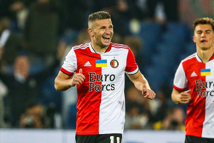 Job Gulikers (@jgulikers) on Twitter photo Het morele kompas van <a href="/Feyenoord/">Feyenoord Rotterdam</a> lijkt het noorden kwijt te zijn. De club organiseerde eerder nog een benefietwedstrijd voor Oekraïense vluchtelingen, maar wil nu miljoenen overmaken aan een Russische club. Dat valt natuurlijk moeilijk met elkaar te rijmen. #feyenoord Het morele kompas van <a href="/Feyenoord/">Feyenoord Rotterdam</a> lijkt het noorden kwijt te zijn. De club organiseerde eerder nog een benefietwedstrijd voor Oekraïense vluchtelingen, maar wil nu miljoenen overmaken aan een Russische club. Dat valt natuurlijk moeilijk met elkaar te rijmen. #feyenoord